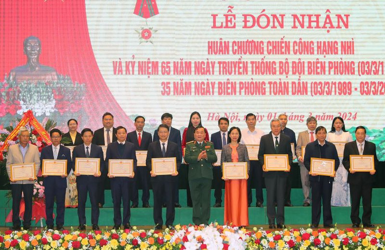 Thượng tướng Hoàng Xuân Chiến, Thứ trưởng Quốc phòng trao Bằng khen của Bộ Quốc phòng tặng các tập thể, cá nhân, vì đã có thành tích xuất sắc nhân kỷ niệm 35 năm Ngày Biên phòng toàn dân.