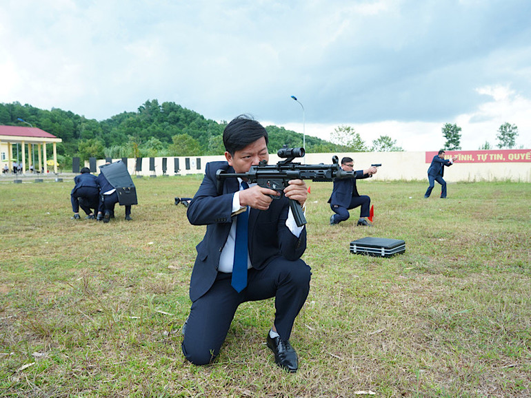 Luyện tập bắn súng trên thao trường.