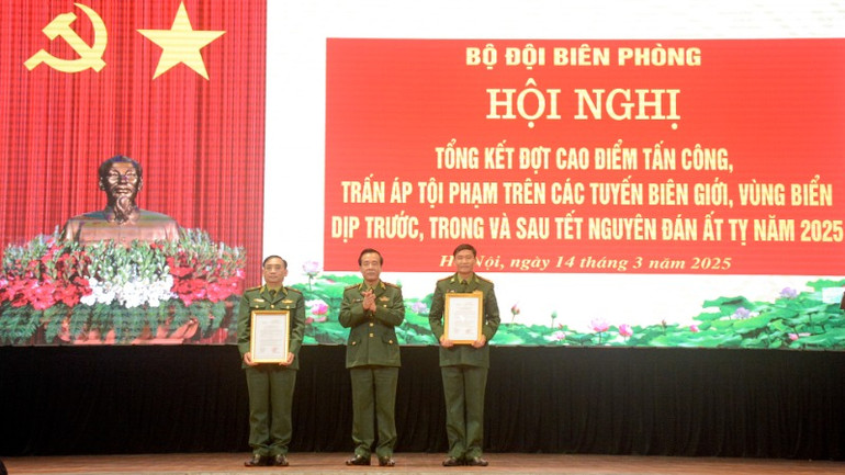 Tư lệnh Bộ đội Biên phòng, Trung tướng Lê Đức Thái trao thưởng các đơn vị có thành tích xuất sắc.