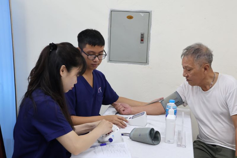 Y, bác sĩ Bệnh viện Nông nghiệp 1 khám bệnh cho bà con.