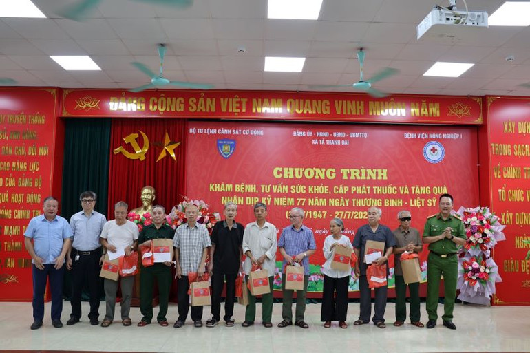 Thượng tá Nguyễn Hải Anh, Trưởng phòng Y tế Bộ Tư lệnh Cảnh sát Cơ động tặng quà thương, bệnh binh.