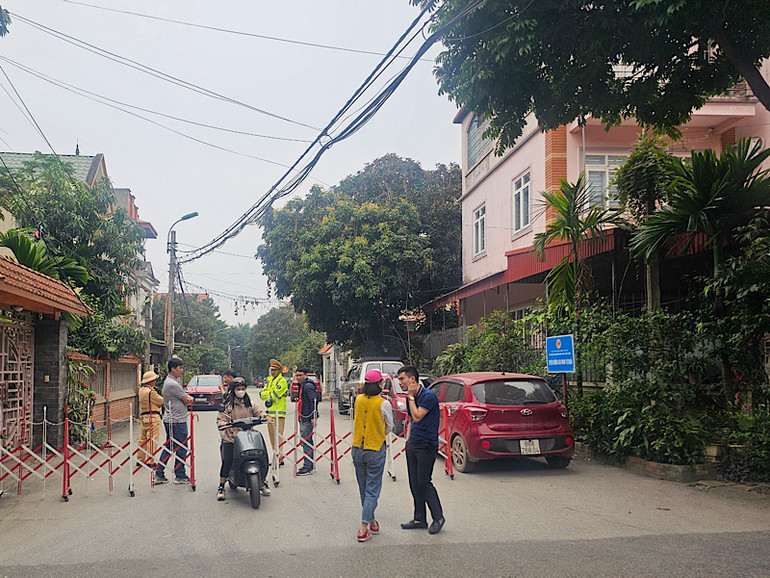 Lực lượng công an lập rào chắn, hạn chế đi lại một đoạn đường Phạm Hồng Thái, nơi có nhà riêng Chủ tịch Ủy ban nhân dân tỉnh Vĩnh Phúc Lê Duy Thành.