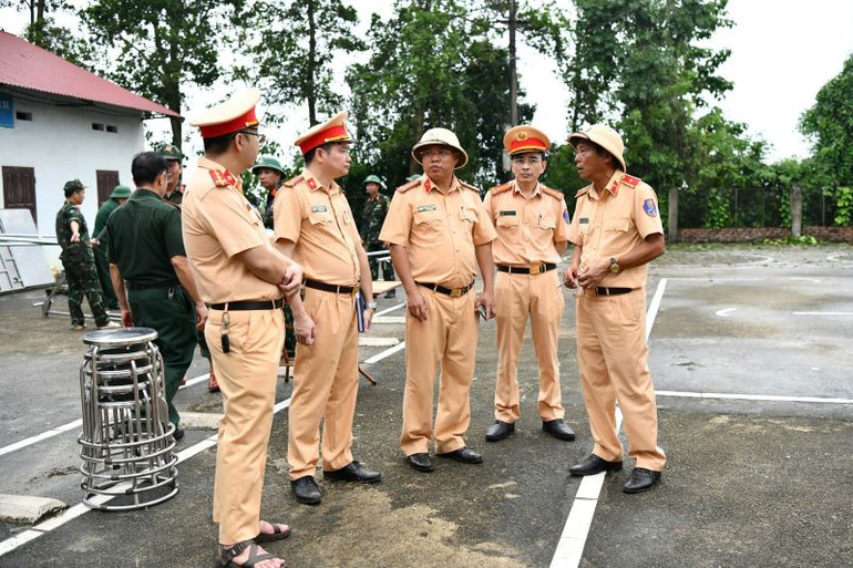 Cục Cảnh sát giao thông có mặt tại hiện trường sập cầu Phong Châu (Phú Thọ) triển khai các phương án cứu hộ, cứu nạn.