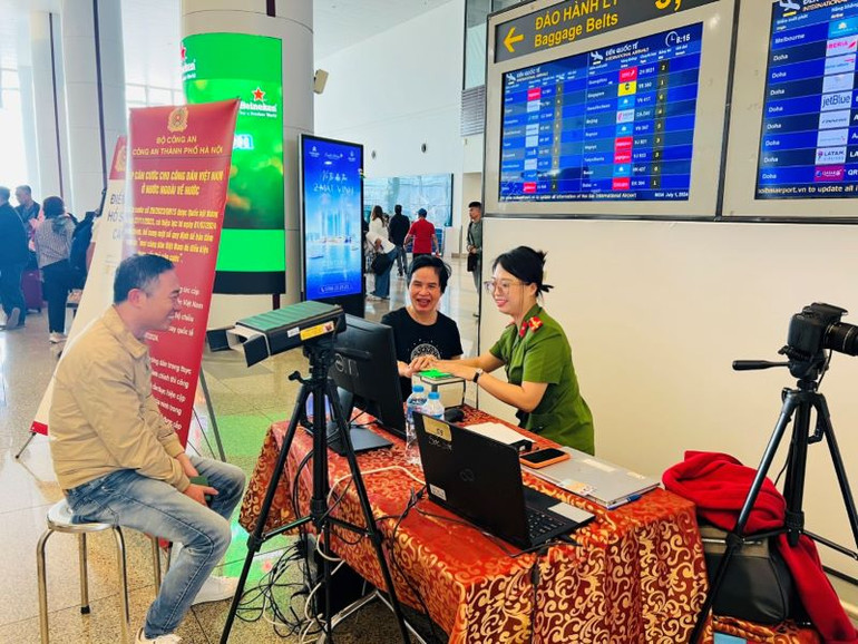 Cấp căn cước cho công dân Việt Nam trở về từ nước ngoài tại sân bay Nội Bài sáng 1/7.