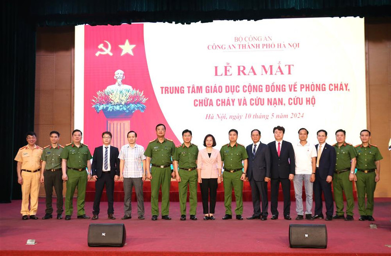 Các đại biểu tham dự lễ ra mắt trung tâm.