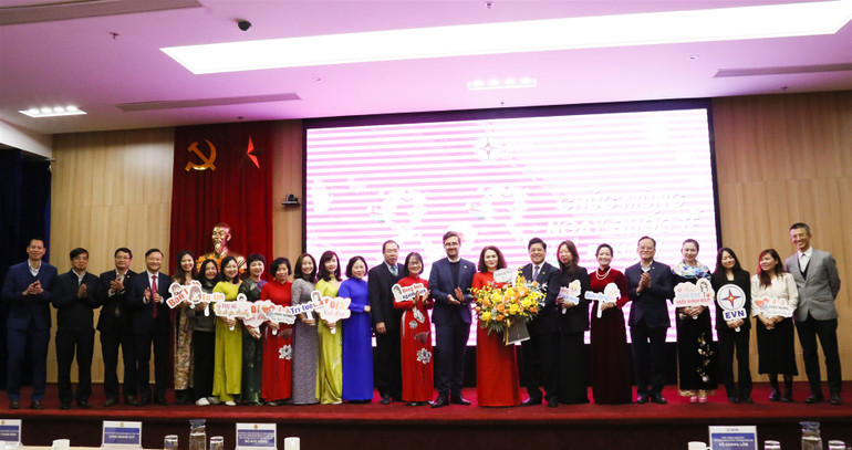 Tặng hoa đến nữ giới Tập đoàn EVN và trao gửi thông điệp 8/3.