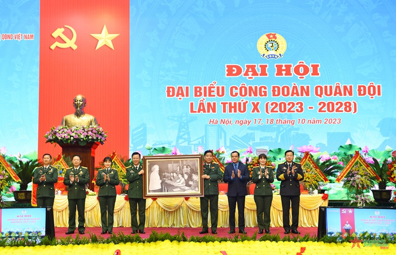 Đồng chí Nguyễn Đình Khang trao tặng Đại hội bức tranh Bác Hồ với giai cấp công nhân và tổ chức Công đoàn.