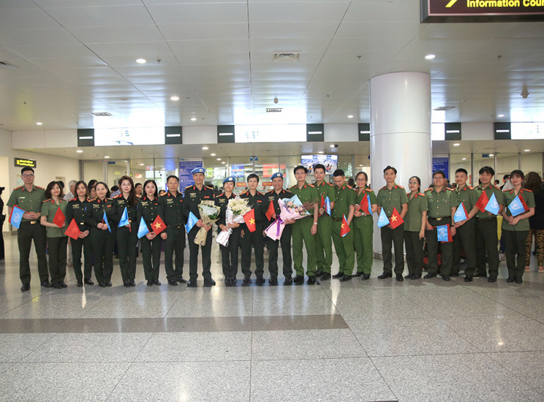 Tập thể cán bộ, chiến sĩ Văn phòng thường trực Bộ Công an về gìn giữ hòa bình Liên hợp quốc chụp ảnh lưu niệm cùng các sĩ quan Tổ công tác số 1.