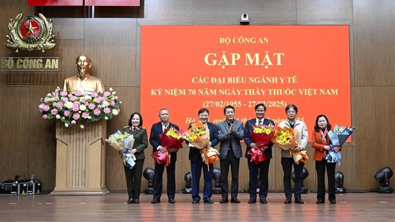 Bộ trưởng Lương Tam Quang tặng hoa chúc mừng các đại biểu ngành Y tế.