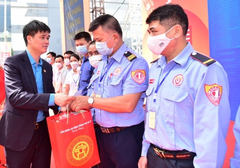 Phó Chủ tịch Tổng Liên đoàn Lao động Việt Nam Ngọ Duy Hiểu trao quà tặng công nhân, lao động có hoàn cảnh khó khăn tại Lễ phát động Tháng Công nhân năm 2023 do Ủy ban nhân dân thành phố Hà Nội, Liên đoàn Lao động thành phố Hà Nội tổ chức.