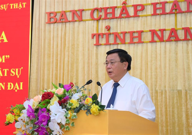 Giáo sư, Tiến sĩ Nguyễn Xuân Thắng phát biểu khai mạc, đề dẫn hội thảo.