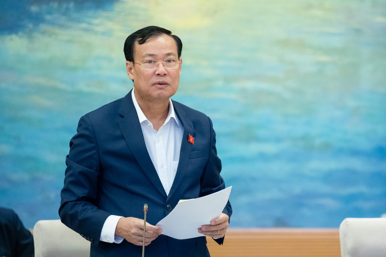 Chủ nhiệm Ủy ban Quốc phòng và An ninh Lê Tấn Tới báo cáo về một số vấn đề lớn của dự thảo Luật Trật tự, an toàn giao thông đường bộ.