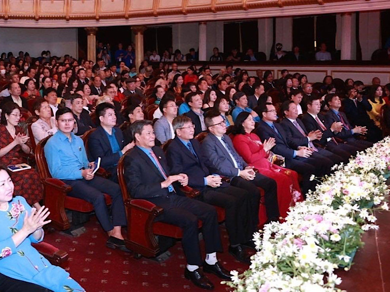 Các đại biểu dự lễ trao giải.