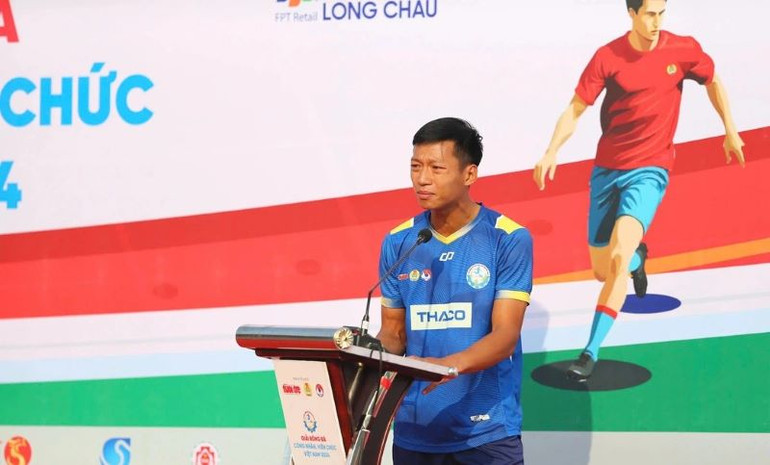 Cầu thủ Nguyễn Thế Chiến - Công đoàn Hà Nội 1 tuyên thệ.