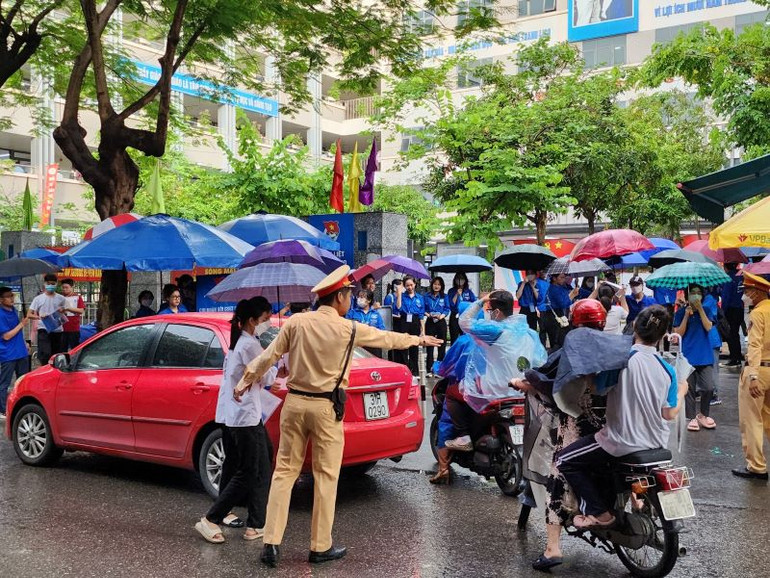 Phòng Cảnh sát giao thông, Công an TP Hà Nội bảo đảm an toàn giao thông cho thí sinh. Phòng Cảnh sát giao thông, Công an TP Hà Nội bảo đảm an toàn giao thông cho thí sinh.