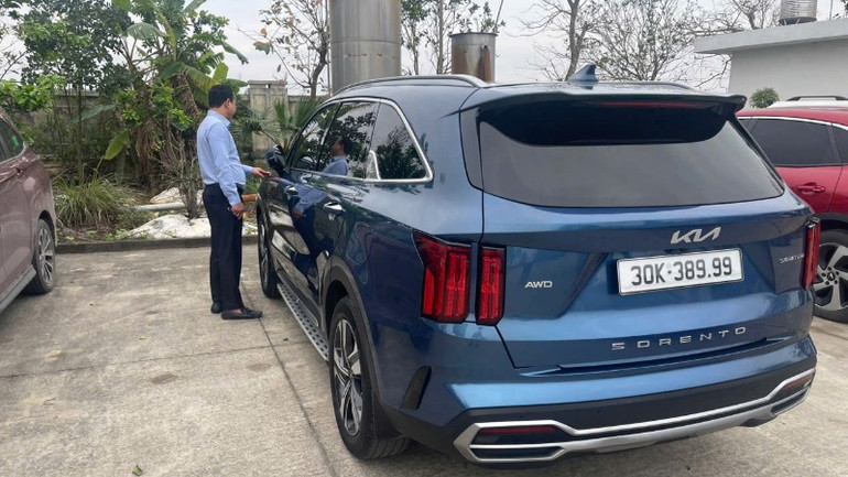 Xe ô-tô mang biển kiểm soát giả.