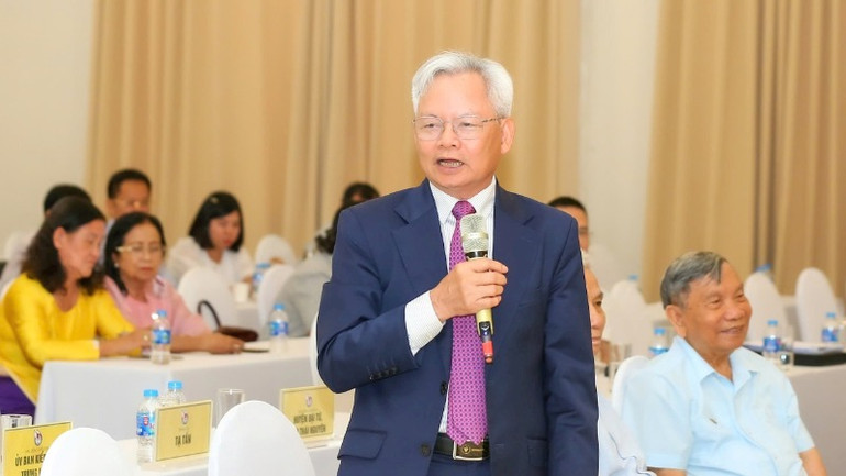 Giáo sư, Tiến sĩ Tạ Ngọc Tấn phát biểu tham luận. Giáo sư, Tiến sĩ Tạ Ngọc Tấn phát biểu tham luận.