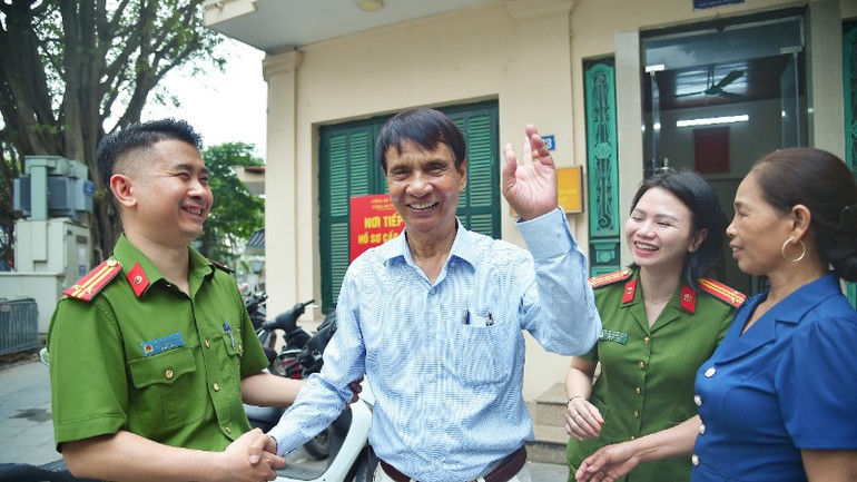 Nụ cười hạnh phúc của ông Nghiêm sau 57 năm thất lạc con gái. Nụ cười hạnh phúc của ông Nghiêm sau 57 năm thất lạc con gái.