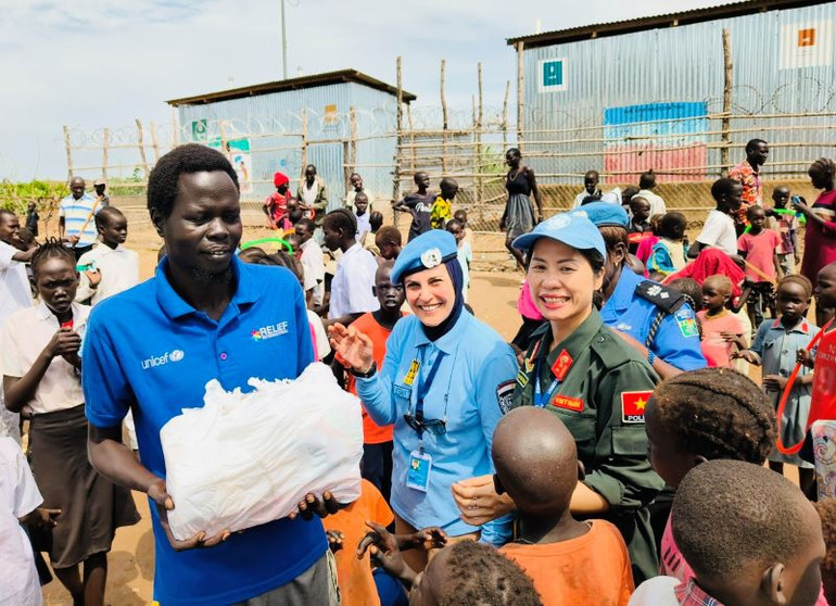 Trung tá Nguyễn Thu Hà cùng các nữ sĩ quan cảnh sát của phái bộ UNMISS đã có buổi nói chuyện nâng cao nhận thức về giáo dục cho các em học sinh.