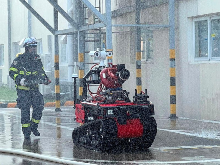 Robot chữa cháy tham gia diễn tập. Robot chữa cháy tham gia diễn tập.