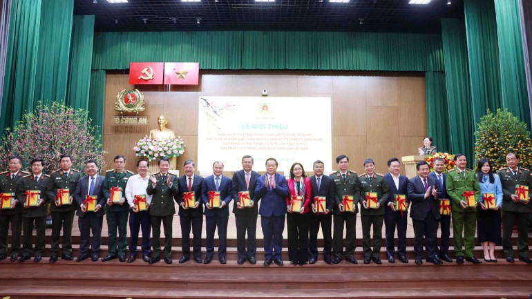 Trao tặng sách cho các đại biểu. Trao tặng sách cho các đại biểu.