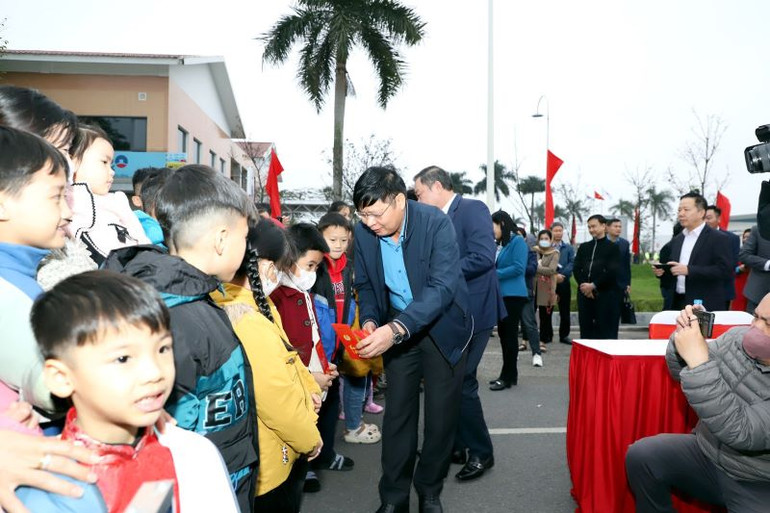 Phó Chủ tịch Tổng Liên đoàn Lao động Việt Nam Phan Văn Anh dự, tặng lì xì và tiễn công nhân, lao động Thủ đô về quê đón Tết.
