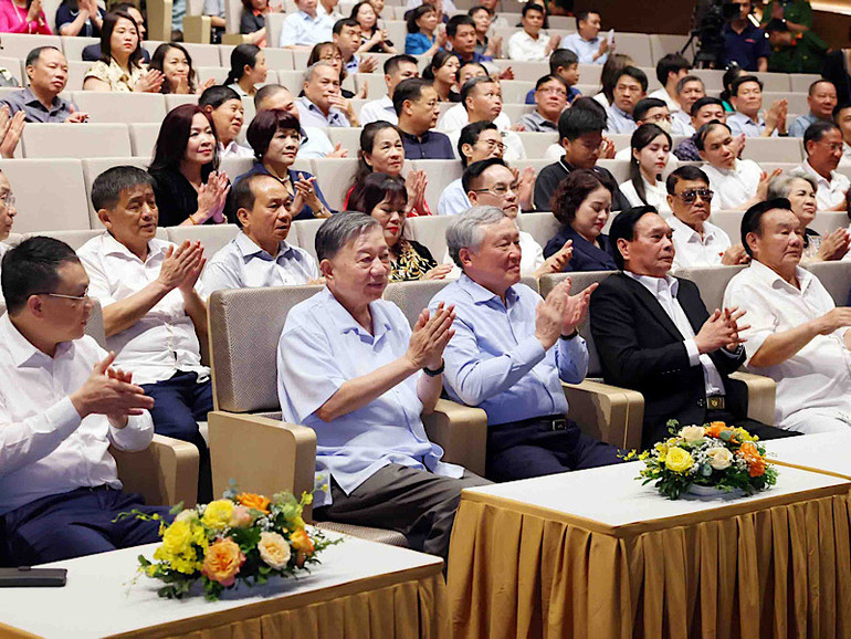 Các đại biểu dự chương trình nghệ thuật.