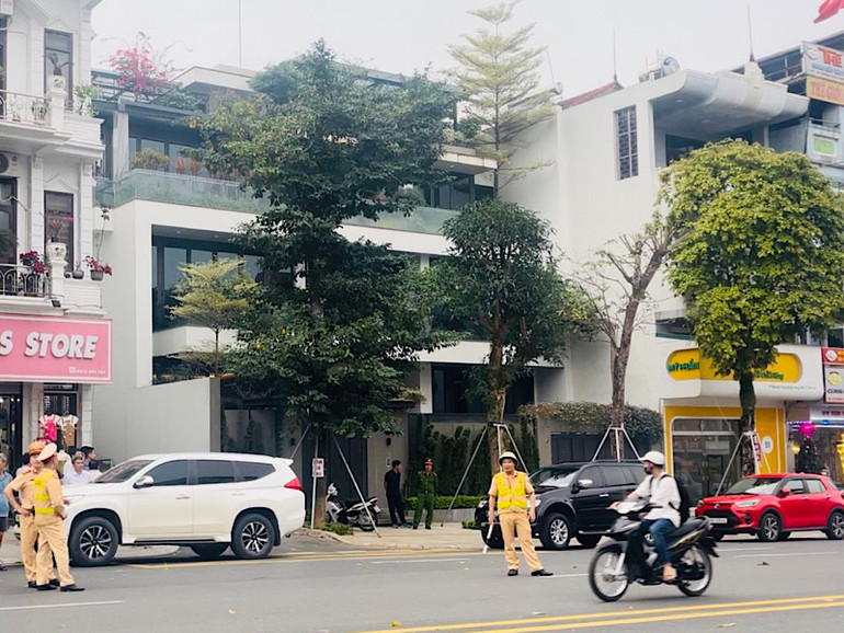 Công an khám xét nhà riêng của ông Phạm Hoàng Anh (Phó Bí thư Thường trực Tỉnh ủy Vĩnh Phúc) tại đường Hòa Phong, phường Nông Trang, thành phố Việt Trì, tỉnh Phú Thọ. Ảnh: HÀ HỒNG HÀ.