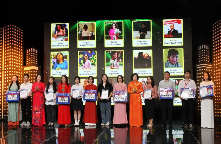 Trao tặng giải Khuyến khích.