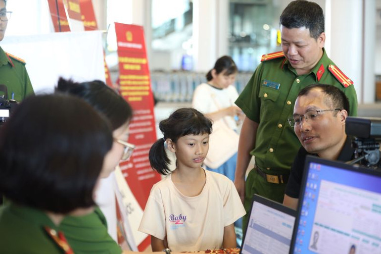 Công dân Tạ Hoàng Dung có hộ khẩu tại khu Ngoại giao đoàn, phường Xuân Tảo, Bắc Từ Liêm từ Đài Loan (Trung Quốc) về, Công an thành phố Hà Nội tiến hành làm thủ tục cấp căn cước cho cả gia đình anh.