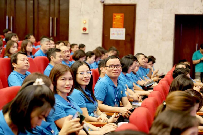 Các đại biểu tham dự chương trình.