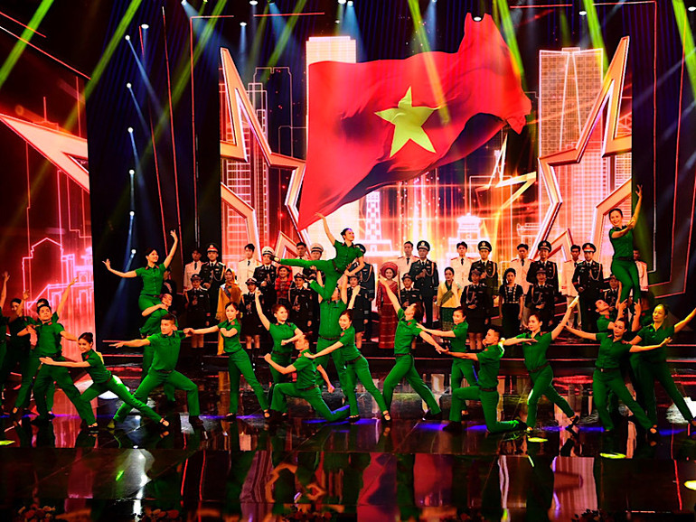 Các tiết mục được dàn dựng công phu, hoành tráng thể hiện trong buổi khai mạc hội diễn.