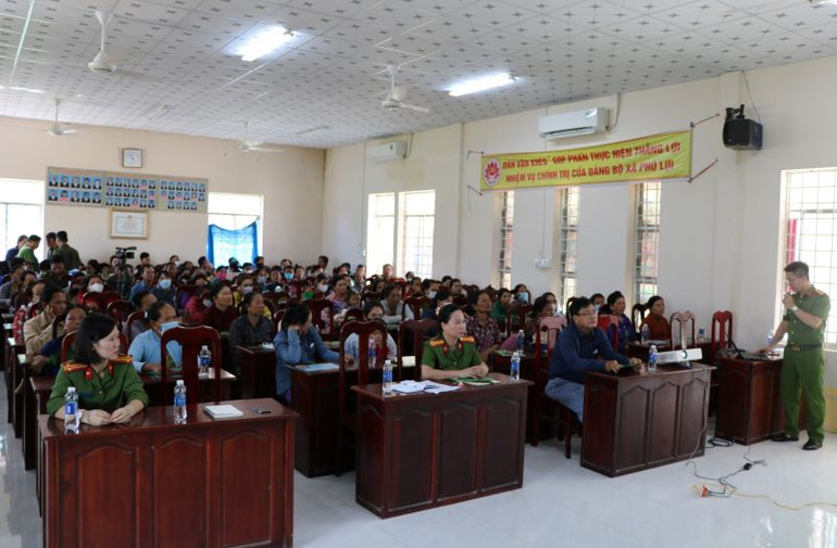 Đông đảo nhân dân hưởng ứng tham gia.