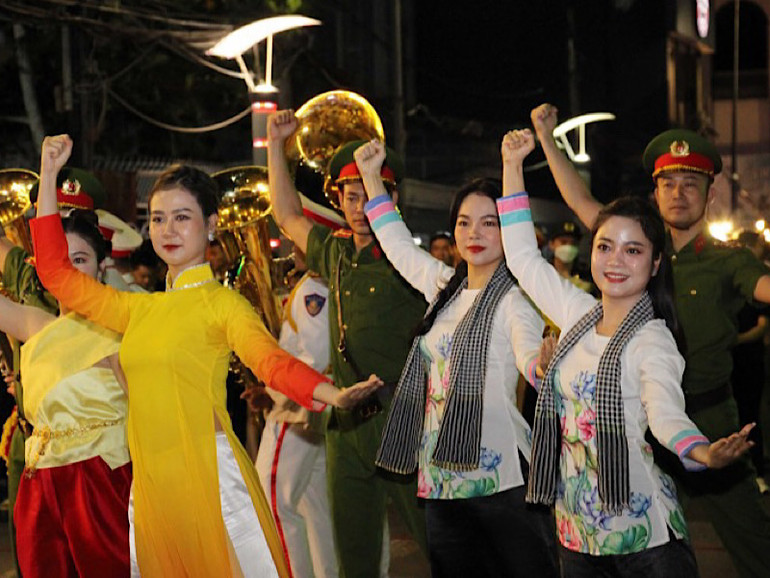 Một tiết mục biểu diễn tại chương trình. Một tiết mục biểu diễn tại chương trình.