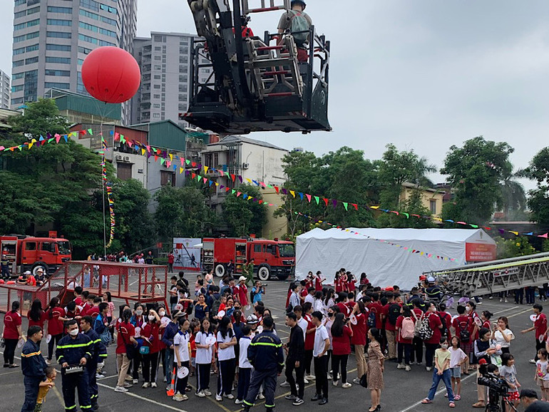 Mặc dù trời mưa nhưng các điểm trải nghiệm vẫn thu hút đông đảo người dân tham gia. Mặc dù trời mưa nhưng các điểm trải nghiệm vẫn thu hút đông đảo người dân tham gia.