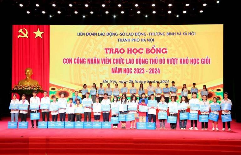 Trao học bổng tới các con vượt khó học giỏi.