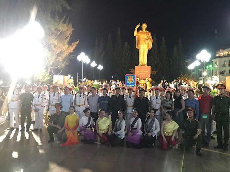 Các nghệ sĩ biểu diễn chụp hình lưu niệm cùng nhân dân thành phố Cần Thơ và du khách. Các nghệ sĩ biểu diễn chụp hình lưu niệm cùng nhân dân thành phố Cần Thơ và du khách.