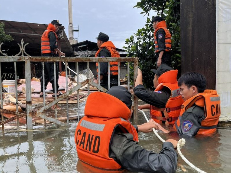 Di dời tài sản của nhân dân tại tỉnh Yên Bái lên điểm an toàn.