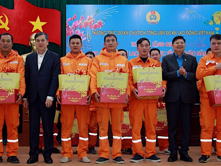 Phó Chủ tịch Tổng Liên đoàn Lao động Phan Văn Anh (thứ 2 từ phải sang) trao quà Tết Nguyên đán 2023 tặng người lao động tại tỉnh Nam Định.