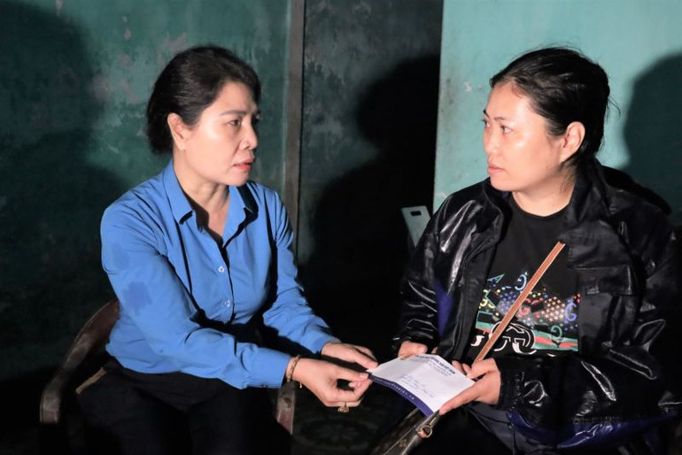 Phó Chủ tịch Công đoàn TKV Nguyễn Thị Minh thăm hỏi, động viên gia đình chị Nguyễn Thị Thịnh, Công ty cổ phần than Hà Tu bị đổ sập toàn bộ tường và mái, tài sản trong nhà bị ngập nước hư hỏng toàn bộ.