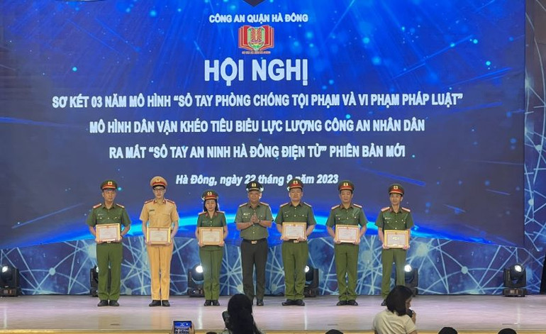 Trao Giấy khen của Giám đốc Công an thành phố Hà Nội tặng các đơn vị, cá nhân có thành tích xuất sắc.