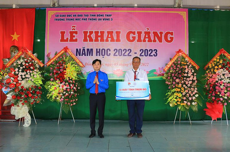 Bí thư Trung ương Đoàn Nguyễn Minh Triết trao bảng tượng trưng tặng 10 bộ máy vi tính.