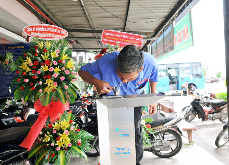 Chú Lê Văn Trung (Củ Chi) sẽ thường xuyên sử dụng nước uống sạch tại vòi thay vì phải mua hay mang nước đi làm như trước đây. Chú Lê Văn Trung (Củ Chi) sẽ thường xuyên sử dụng nước uống sạch tại vòi thay vì phải mua hay mang nước đi làm như trước đây.