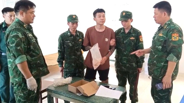 Lực lượng chức năng bắt giữ Hoàng Duy Quang đang vận chuyển thuê ma túy từ Campuchia về Việt Nam, gần Trạm Biên phòng cửa khẩu Mỹ Quý Tây, xã Mỹ Quý Tây, huyện Đức Huệ, tỉnh Long An.