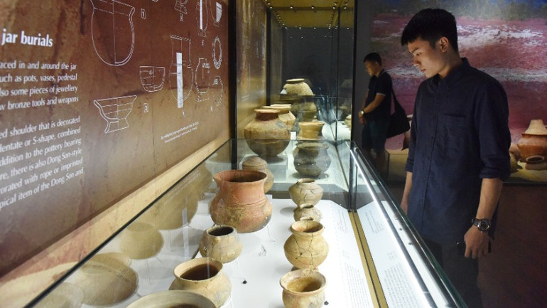 Du khách tham quan Bảo tàng Lịch sử quốc gia (thành phố Hà Nội). (Ảnh TRẦN HẢI)