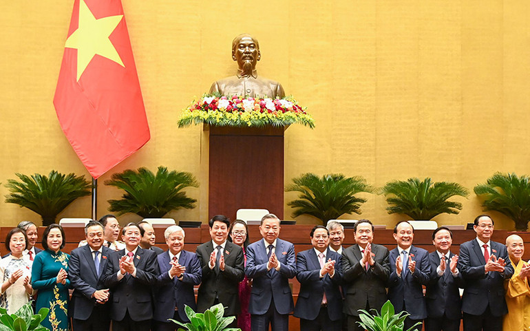 Các đồng chí lãnh đạo Đảng, Nhà nước, Quốc hội và các đại biểu tại phiên bế mạc. (Ảnh THỦY NGUYÊN)