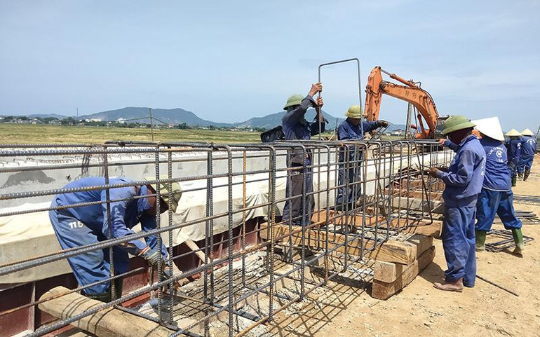 Thi công Tiểu dự án đô thị Kỳ Anh (Hà Tĩnh) từ nguồn vốn vay Ngân hàng Thế giới (WB). (Ảnh NGÔ TUẤN)