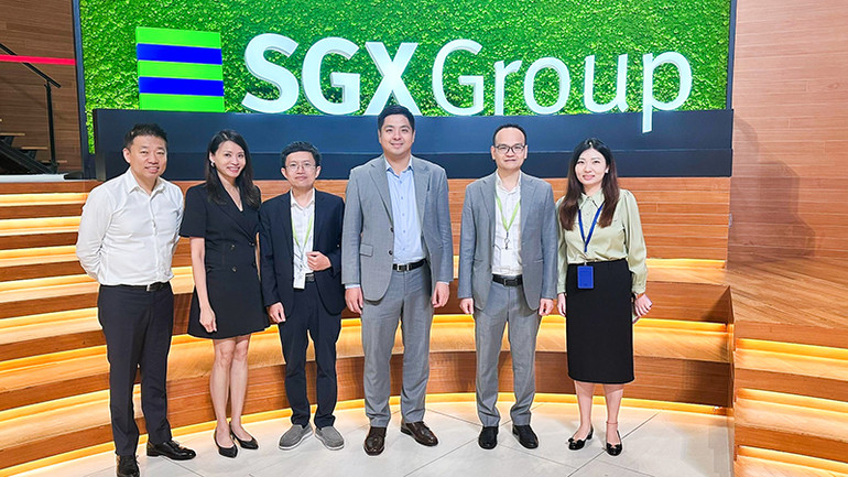 Đại diện Sở Giao dịch Việt Nam và bà Brenna Koh, Giám đốc kinh doanh hàng hóa quốc tế, Sở SGX (đứng thứ hai từ trái sang)
