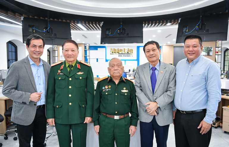 Các nhân chứng lịch sử chụp ảnh lưu niệm với cán bộ, phóng viên Báo Nhân Dân tại buổi giao lưu trực tuyến.