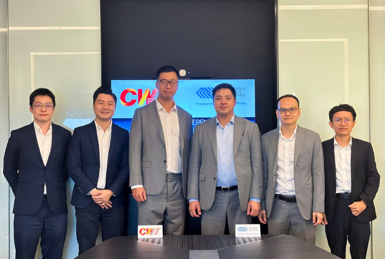 Lãnh đạo cấp cao của Sở Giao dịch hàng hóa Việt Nam (MXV) và Tập đoàn logistics CWT International Limited (CWT) tại lễ ký kết: Các Phó Tổng giám đốc MXV Nguyễn Đức Dũng và Dương Đức Quang, Giám đốc Khối Công nghệ thông tin MXV Lã Việt Phương; Phó Chủ tịch điều hành CWT Raymond Sha và Trưởng phòng Quản trị doanh nghiệp CWT Liu Yaxin.